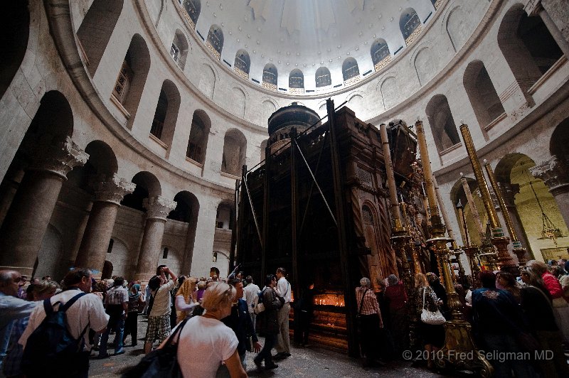 20100410_111604 D3.jpg - People queuing to enter the shrine containing Christ's Tomb in the church's rotunda which was rebuilt after the 1908 fire